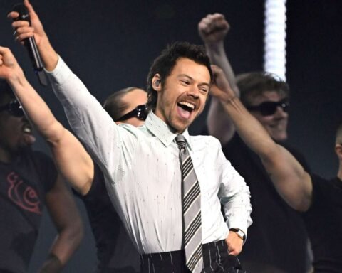 Harry Styles con traje bailando