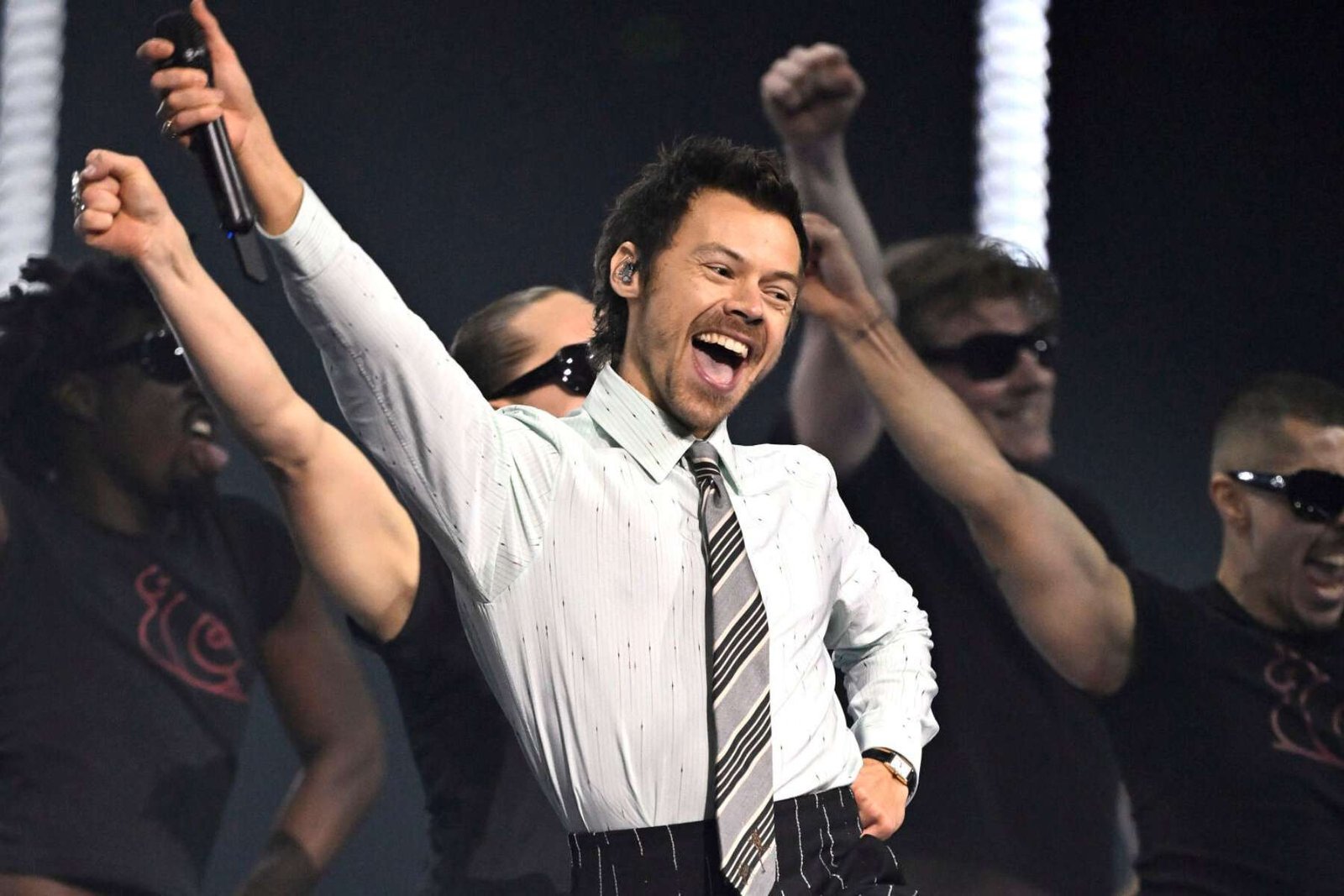 Harry Styles con traje bailando