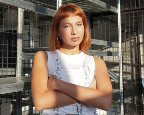 Imaina mirando de brazos cruzados