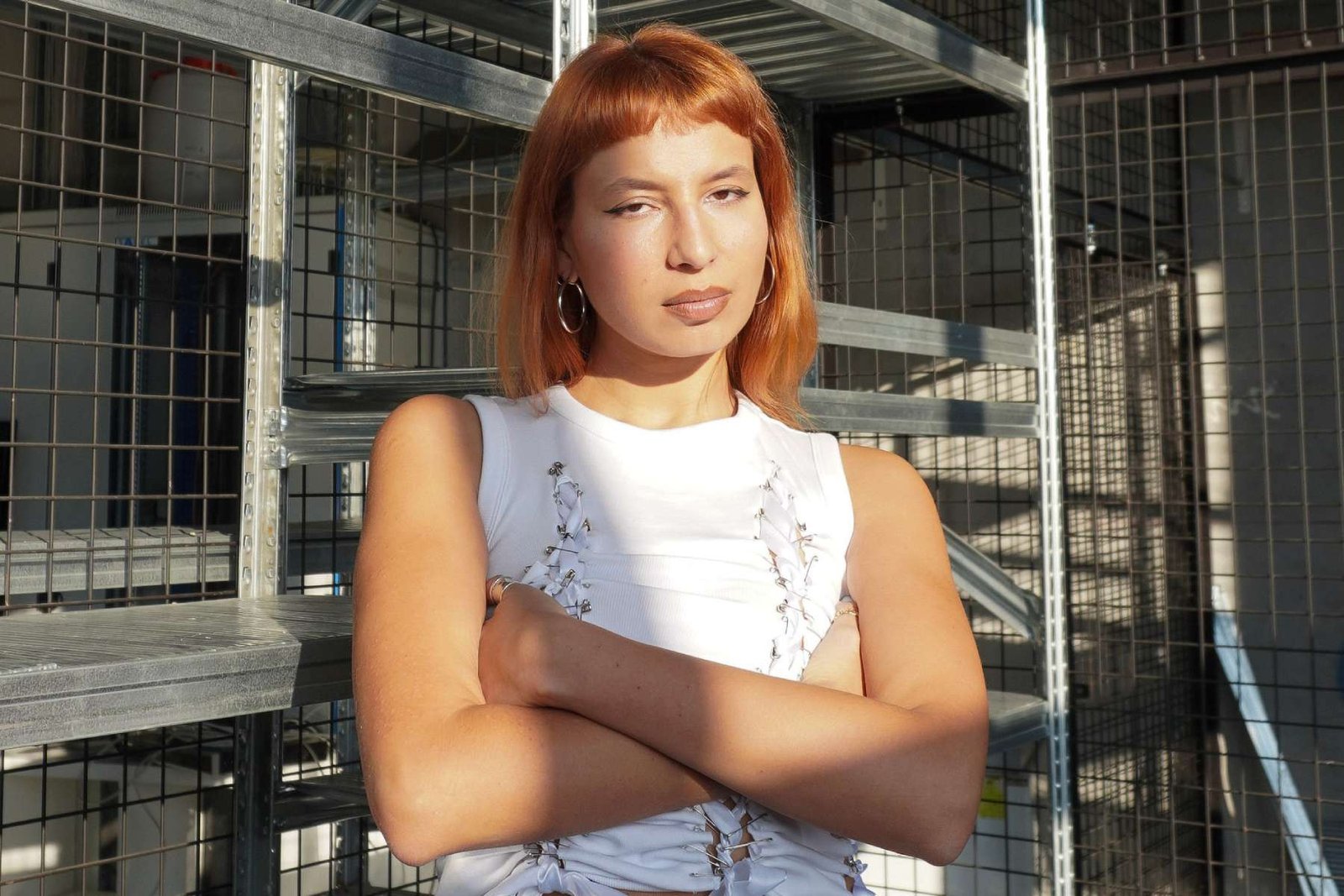 Imaina mirando de brazos cruzados