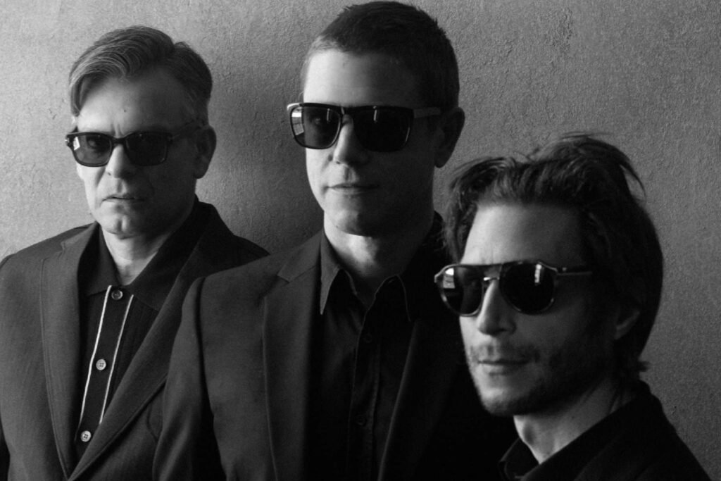 Interpol con lentes de sol en blanco y negro