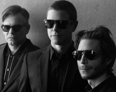 Interpol con lentes de sol en blanco y negro