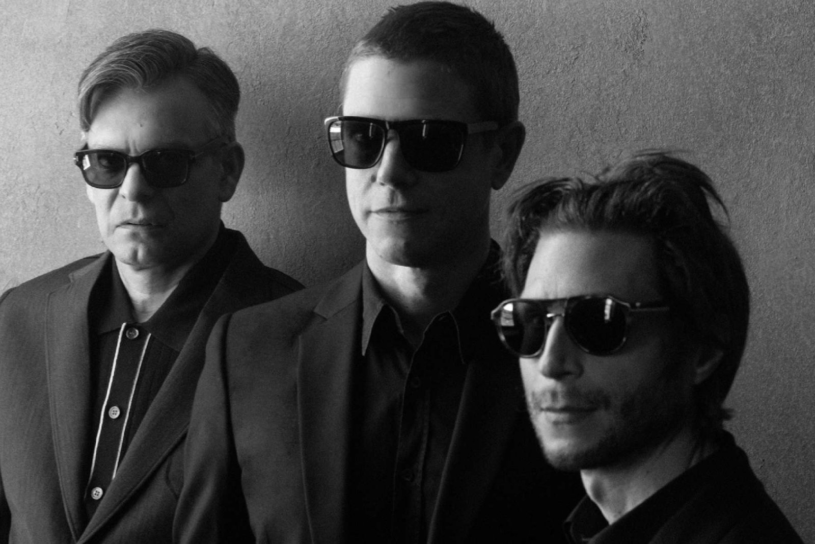 Interpol con lentes de sol en blanco y negro