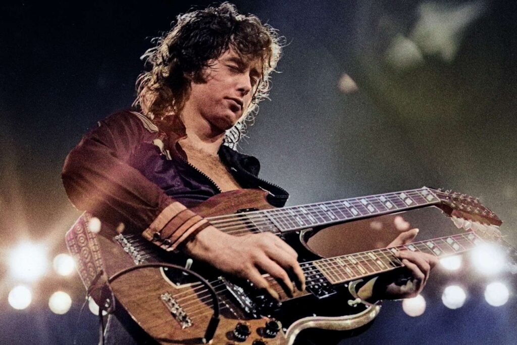 Jimmy Page con su guitarra de doble mástil