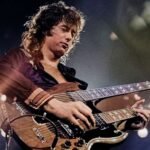 Jimmy Page con su guitarra de doble mástil