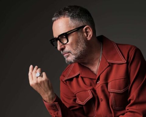 Jorge Drexler sentado en un taburete