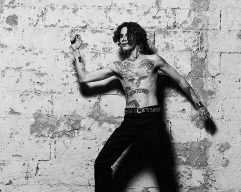 Jota Moore posando en una pared