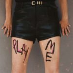 Kim Gordon con la portada de ‘Play Me’