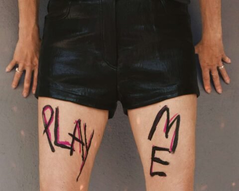 Kim Gordon con la portada de ‘Play Me’