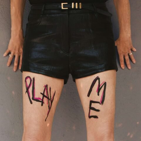 Kim Gordon con la portada de ‘Play Me’