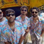 La Ficción posando con camisas tropicales