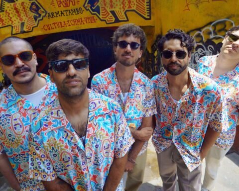 La Ficción posando con camisas tropicales