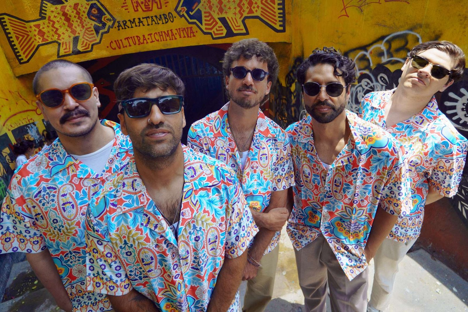 La Ficción posando con camisas tropicales