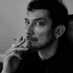 León Larregui sosteniendo un cigarrillo