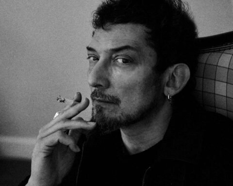 León Larregui sosteniendo un cigarrillo