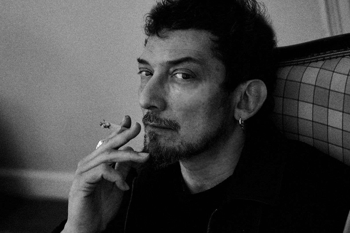 León Larregui sosteniendo un cigarrillo