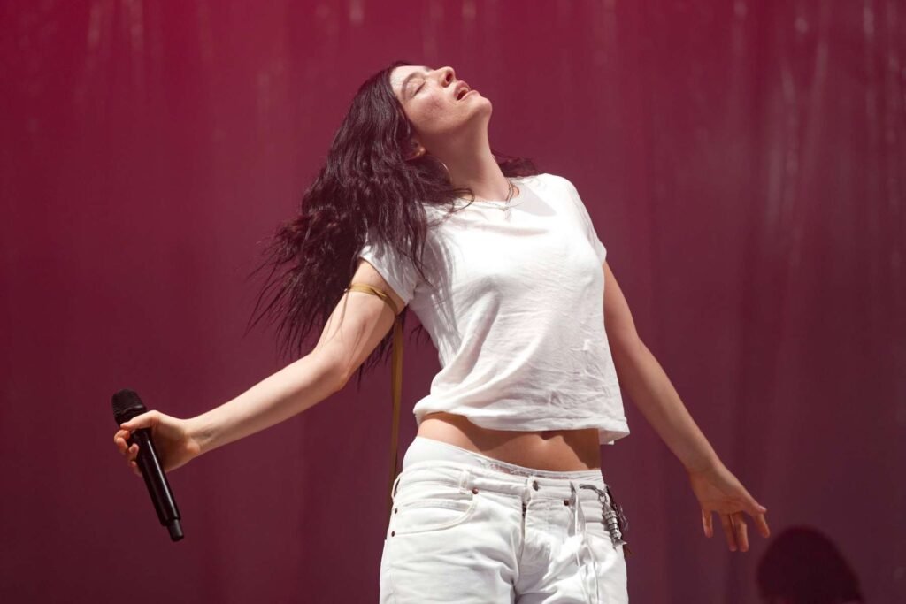 Lorde con traje blanco en el escenario