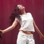 Lorde con traje blanco en el escenario