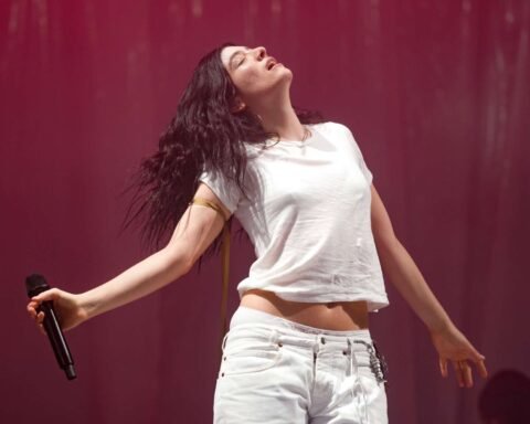 Lorde con traje blanco en el escenario