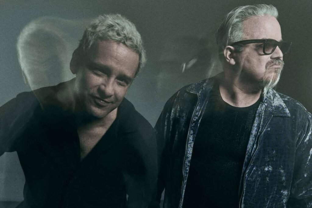 Los Amigos Invisibles posando con lentes de sol