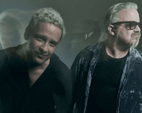 Los Amigos Invisibles posando con lentes de sol