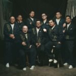 Los Mirlos posando vestidos de verde