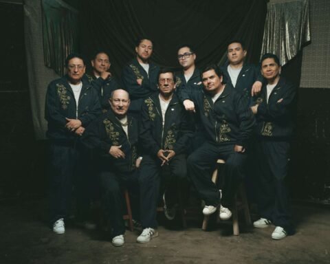 Los Mirlos posando vestidos de verde