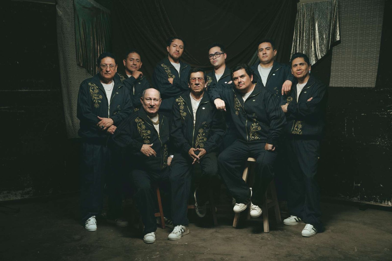 Los Mirlos posando vestidos de verde