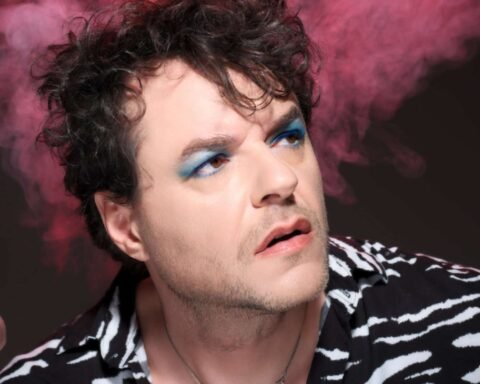 Matías Aguayo mirando hacia arriba