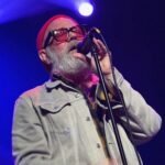 Michael Stipe cantando en el escenario