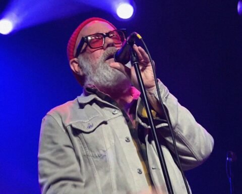 Michael Stipe cantando en el escenario