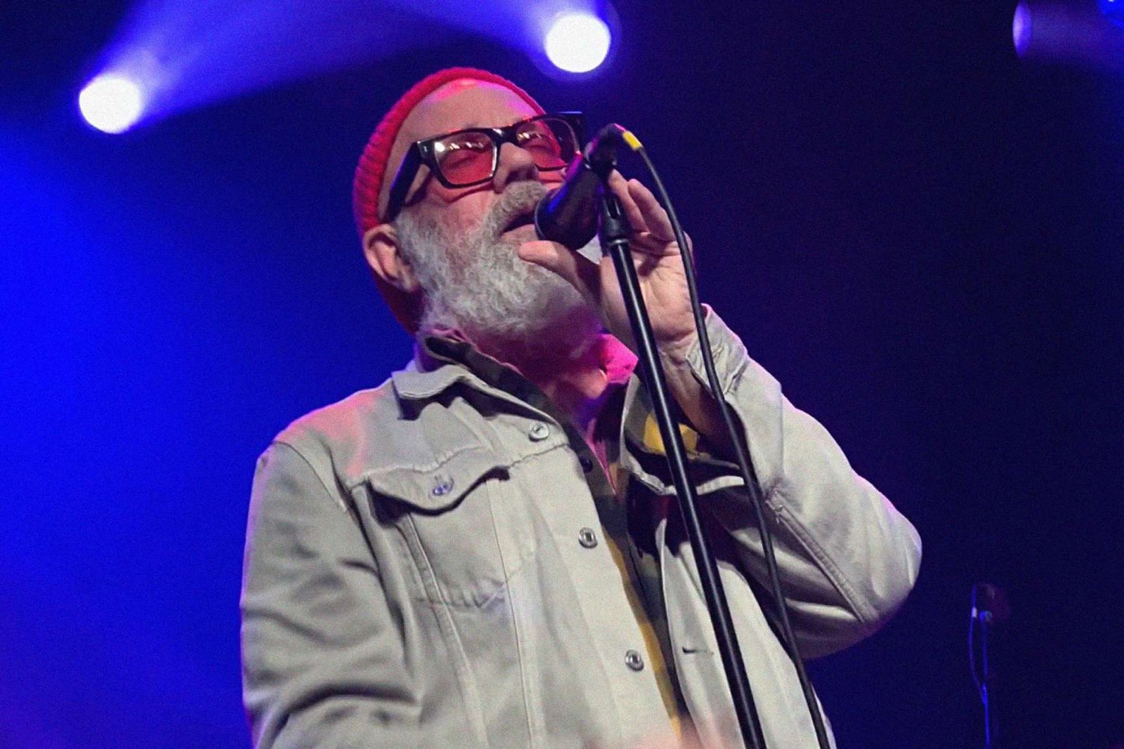 Michael Stipe cantando en el escenario