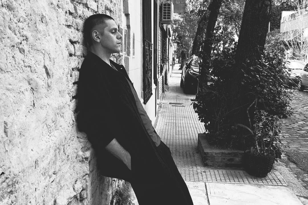 Nicola Carrara apostado en una pared