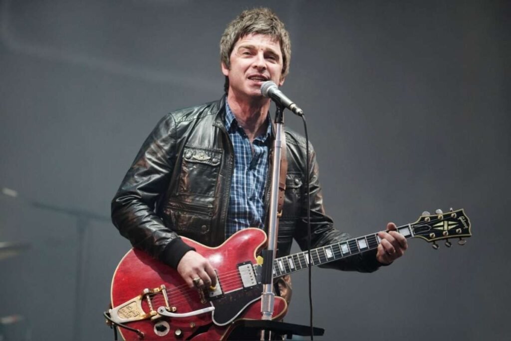Noel Gallagher con su guitarra roja