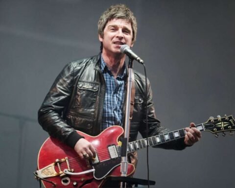 Noel Gallagher con su guitarra roja