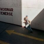 Pau corriendo en un estacionamiento