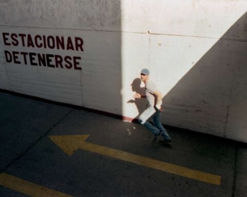 Pau corriendo en un estacionamiento