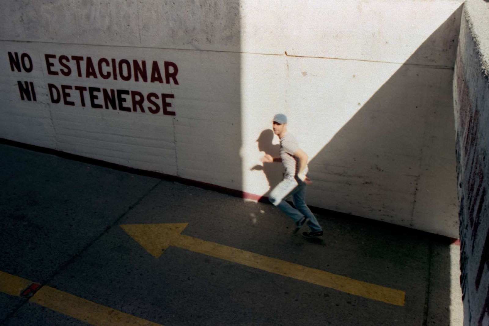 Pau corriendo en un estacionamiento