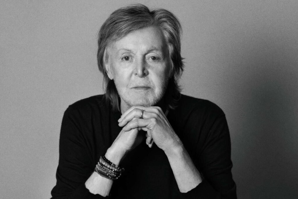 Paul McCartney en retrato a blanco y negro