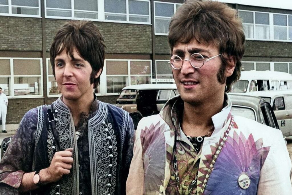 Paul McCartney y John Lennon con trajes psicodélicos
