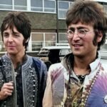 Paul McCartney y John Lennon con trajes psicodélicos