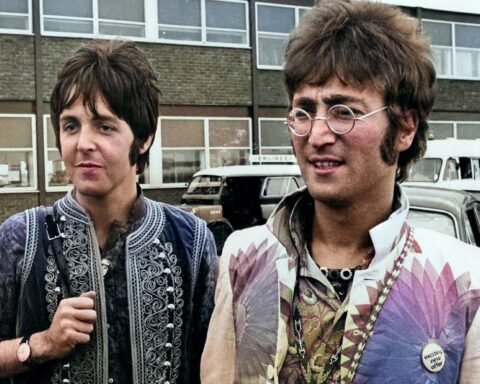 Paul McCartney y John Lennon con trajes psicodélicos