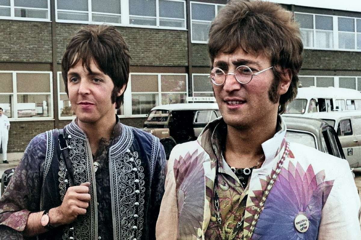 Paul McCartney y John Lennon con trajes psicodélicos