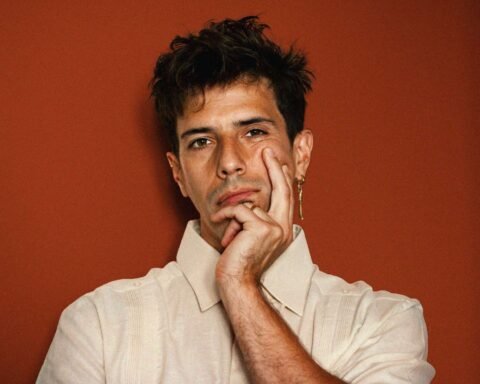 Pere con fondo granate