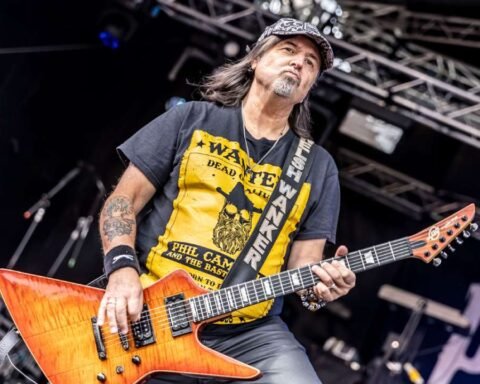 Phil Campbell sobre el escenario