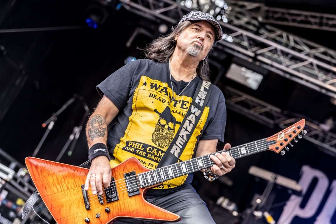 Phil Campbell sobre el escenario
