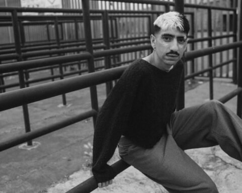 Planeta No sentado en una tribuna