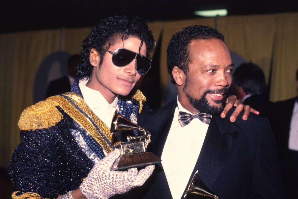 Michael Jackson y Quincy Jones con un Grammy