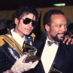 Michael Jackson y Quincy Jones con un Grammy