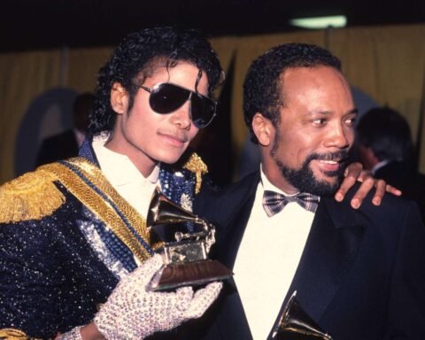 Michael Jackson y Quincy Jones con un Grammy